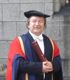 Docteur Honoris Causa de l'Universit� d'Aberdeen, Ecosse.